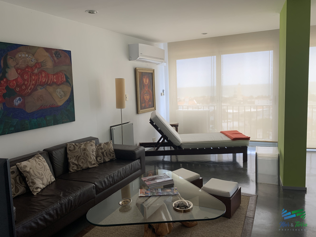 Apartamento ID.5054 - VENTA,1 dormitorio, 2 baños,  con amplio living comedor y vista al faro, mansa y brava, Punta del Este