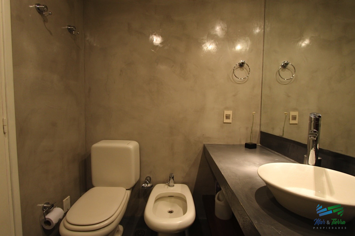 Apartamento ID.5054 - VENTA,1 dormitorio, 2 baños,  con amplio living comedor y vista al faro, mansa y brava, Punta del Este