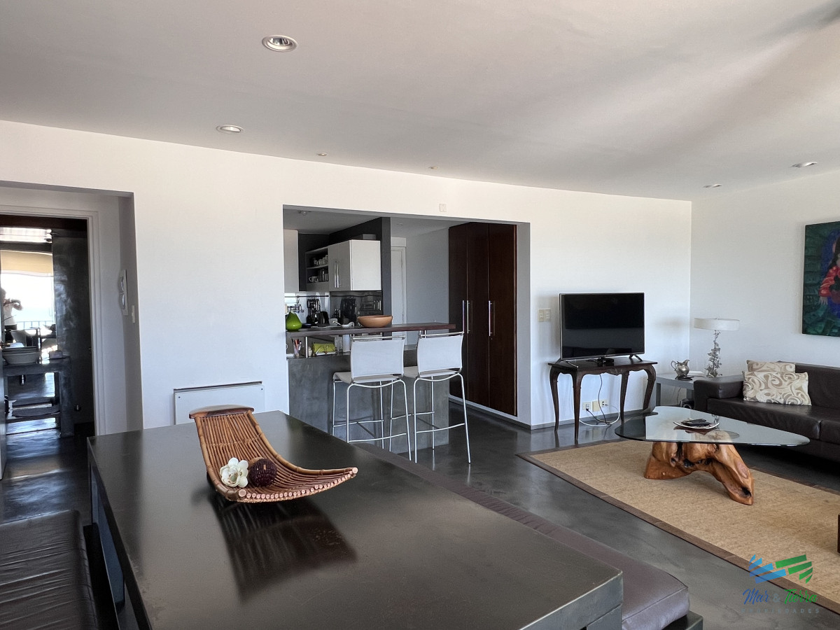 Apartamento ID.5054 - VENTA,1 dormitorio, 2 baños,  con amplio living comedor y vista al faro, mansa y brava, Punta del Este