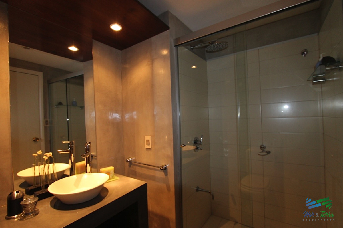 Apartamento ID.5054 - VENTA,1 dormitorio, 2 baños,  con amplio living comedor y vista al faro, mansa y brava, Punta del Este