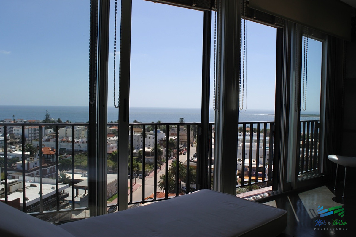 Apartamento ID.5054 - VENTA,1 dormitorio, 2 baños,  con amplio living comedor y vista al faro, mansa y brava, Punta del Este