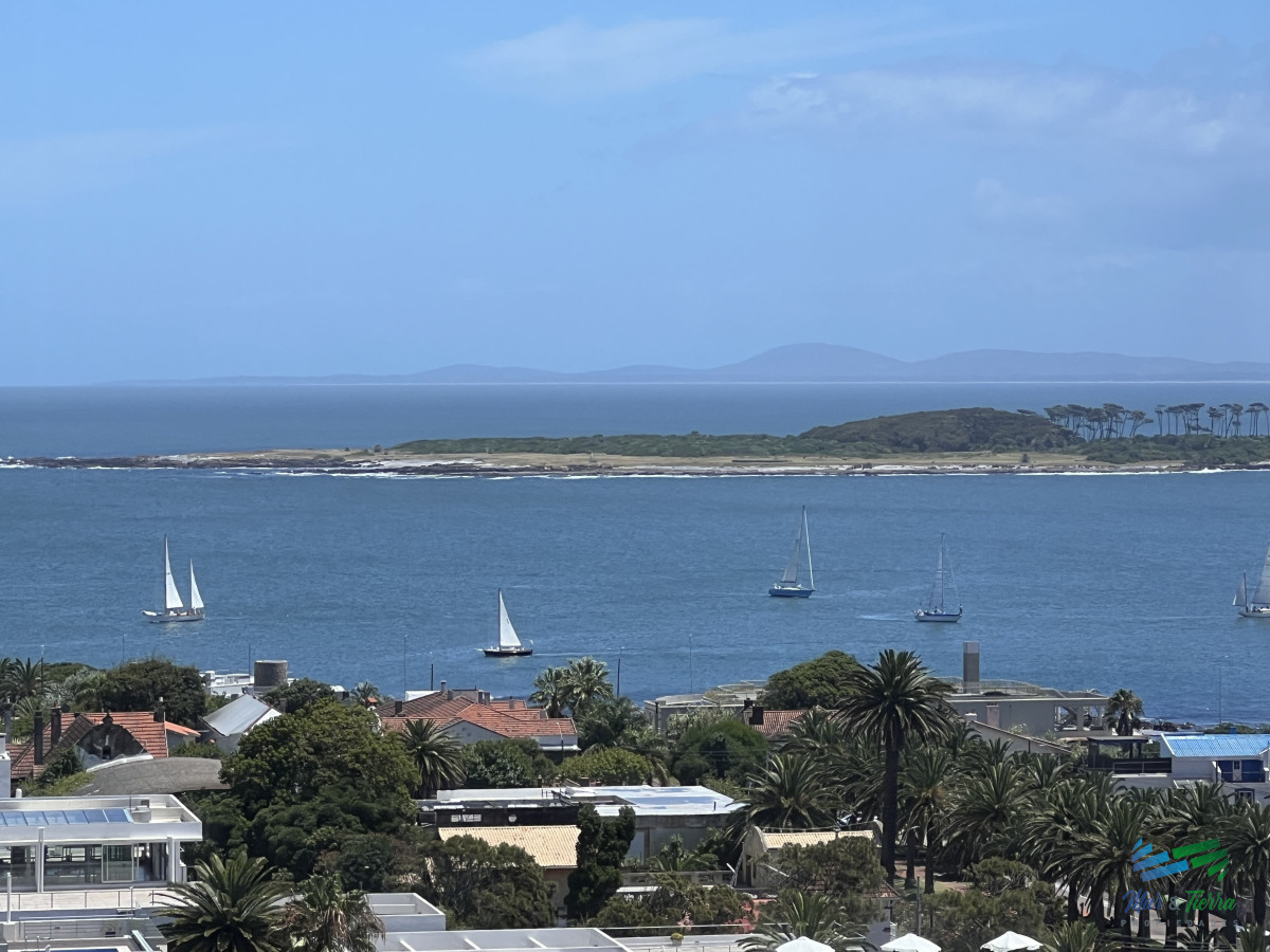 Apartamento ID.5054 - VENTA,1 dormitorio, 2 baños,  con amplio living comedor y vista al faro, mansa y brava, Punta del Este
