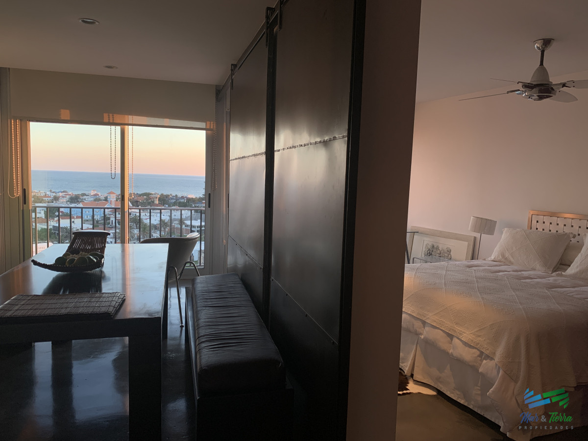 Apartamento ID.5054 - VENTA,1 dormitorio, 2 baños,  con amplio living comedor y vista al faro, mansa y brava, Punta del Este