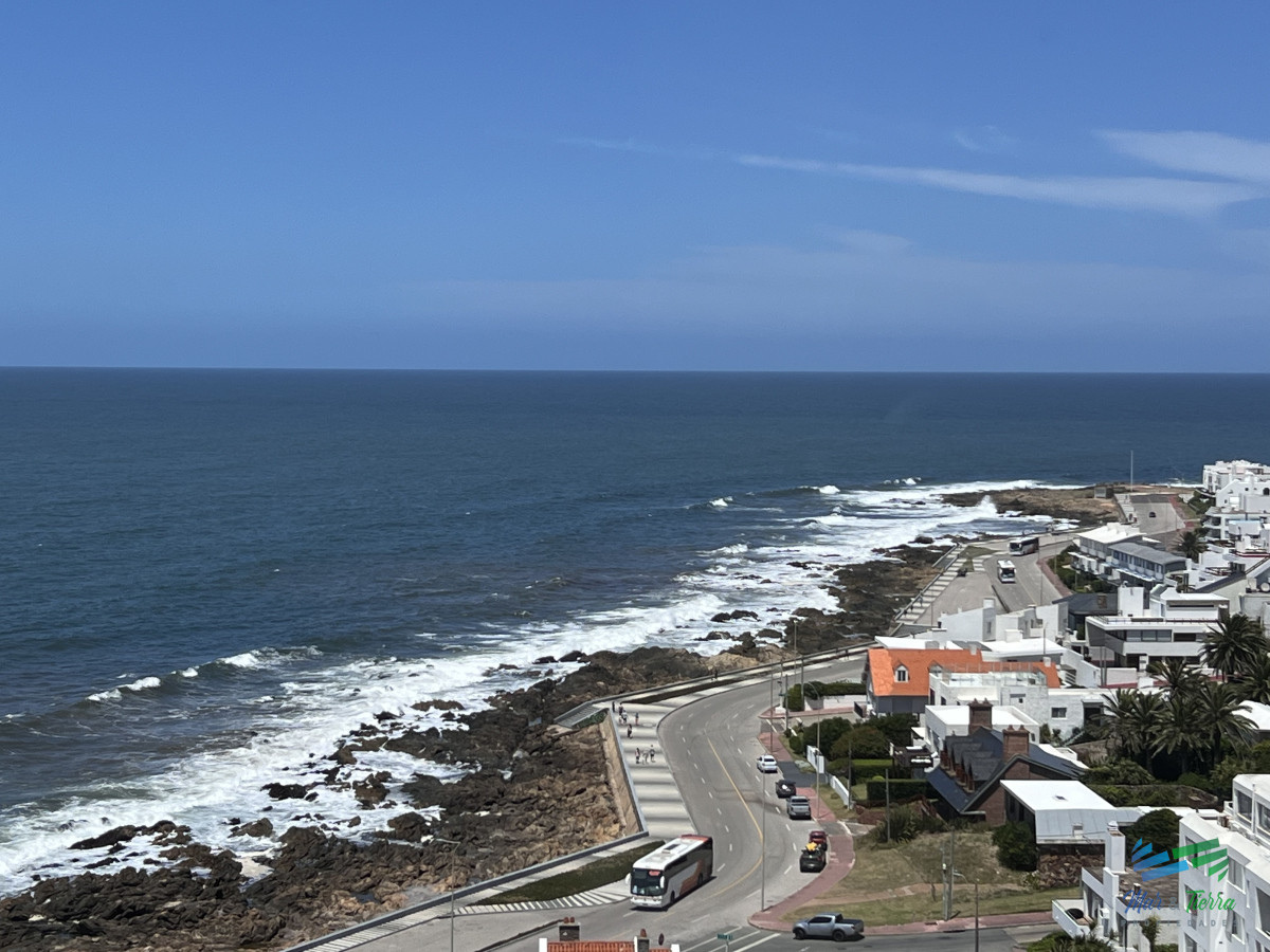 Apartamento ID.5054 - VENTA,1 dormitorio, 2 baños,  con amplio living comedor y vista al faro, mansa y brava, Punta del Este