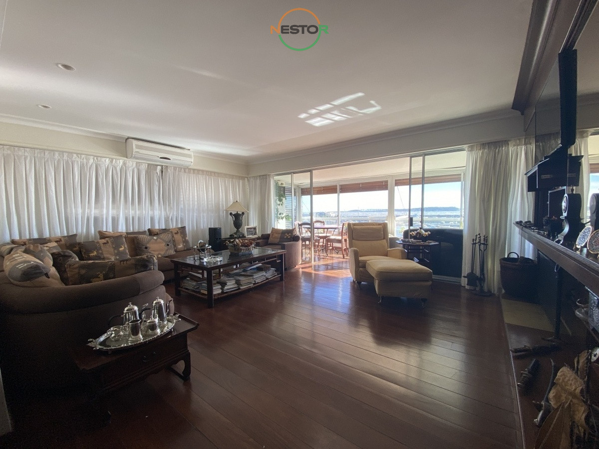 Apartamento ID.5355 - Edificio Varadero. Puerto Puerto Punta del Este, 4 dormitorios 3 baños y toilette. Estufa a leña. 