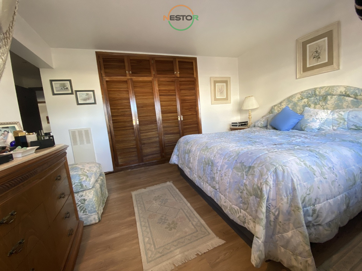 Apartamento ID.5355 - Edificio Varadero. Puerto Puerto Punta del Este, 4 dormitorios 3 baños y toilette. Estufa a leña. 