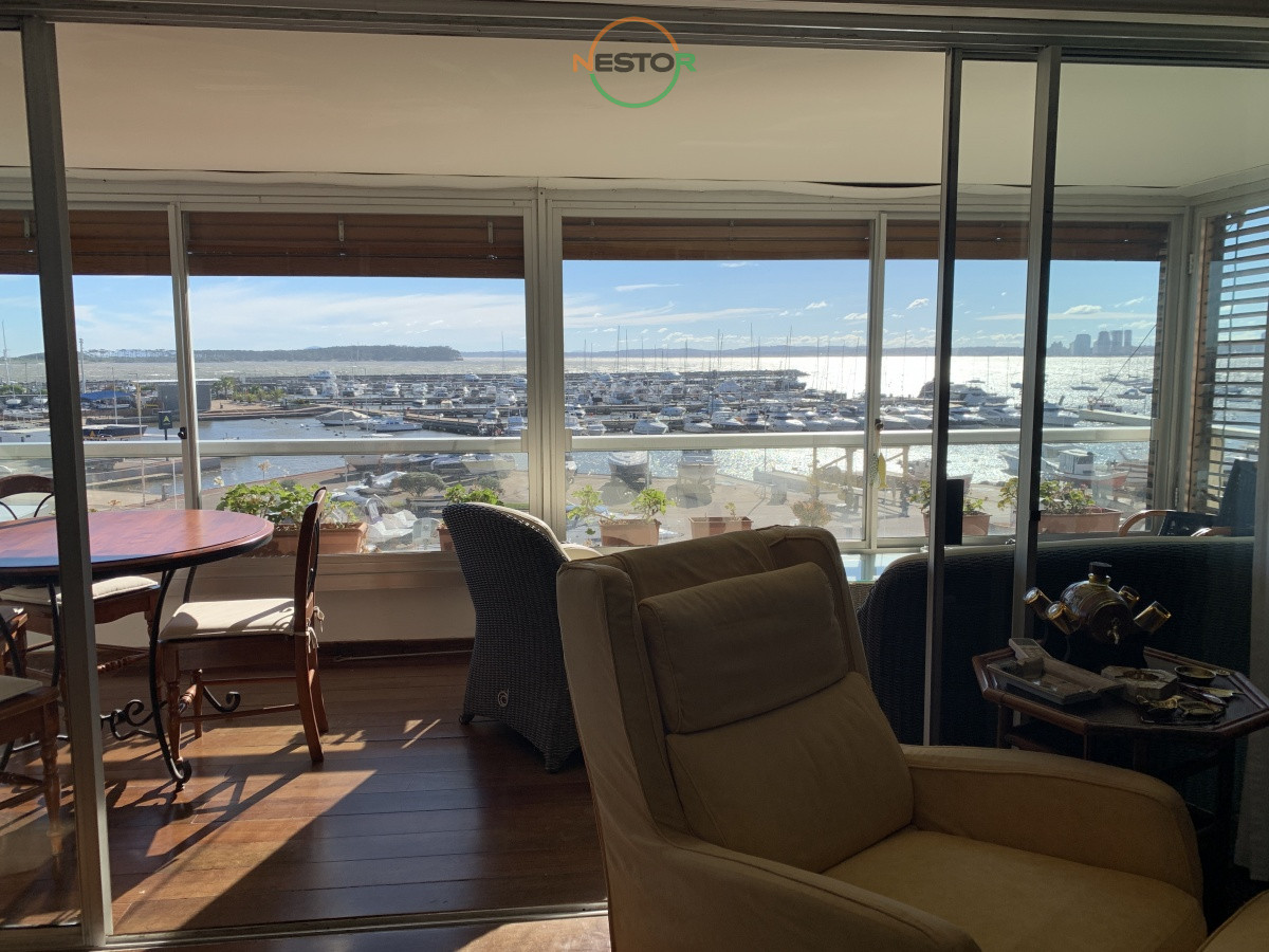 Apartamento ID.5355 - Edificio Varadero. Puerto Puerto Punta del Este, 4 dormitorios 3 baños y toilette. Estufa a leña. 