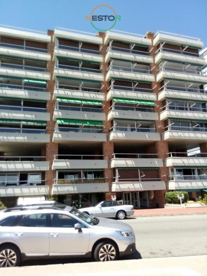 Apartamento ID.5355 - Edificio Varadero. Puerto Puerto Punta del Este, 4 dormitorios 3 baños y toilette. Estufa a leña. 