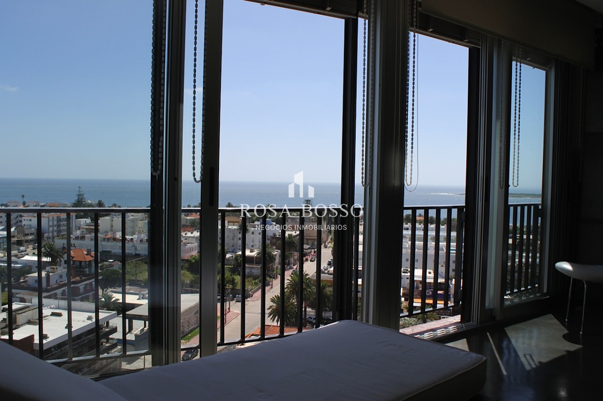 Apartamento ID.9542 - VENTA,1 dormitorio, 2 baños,  con amplio living comedor y vista al faro, mansa y brava