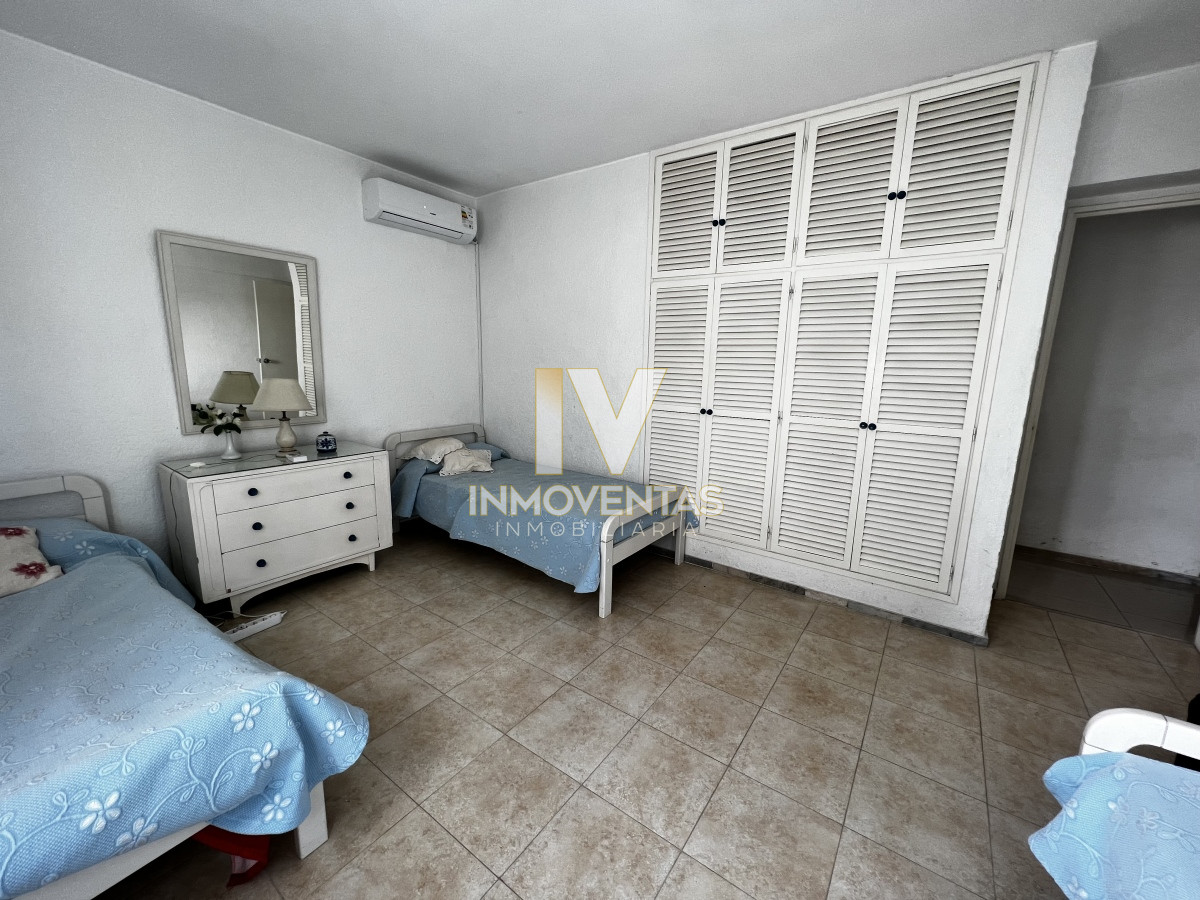 Apartamento ID.3811 - 4 dormitorios, estufa a leña, ascensor, garaje en el corazón de la peninsula y a una cuadra del mar.