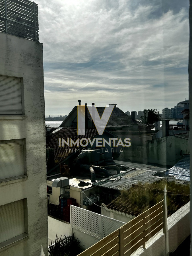 Apartamento ID.3811 - 4 dormitorios, estufa a leña, ascensor, garaje en el corazón de la peninsula y a una cuadra del mar.