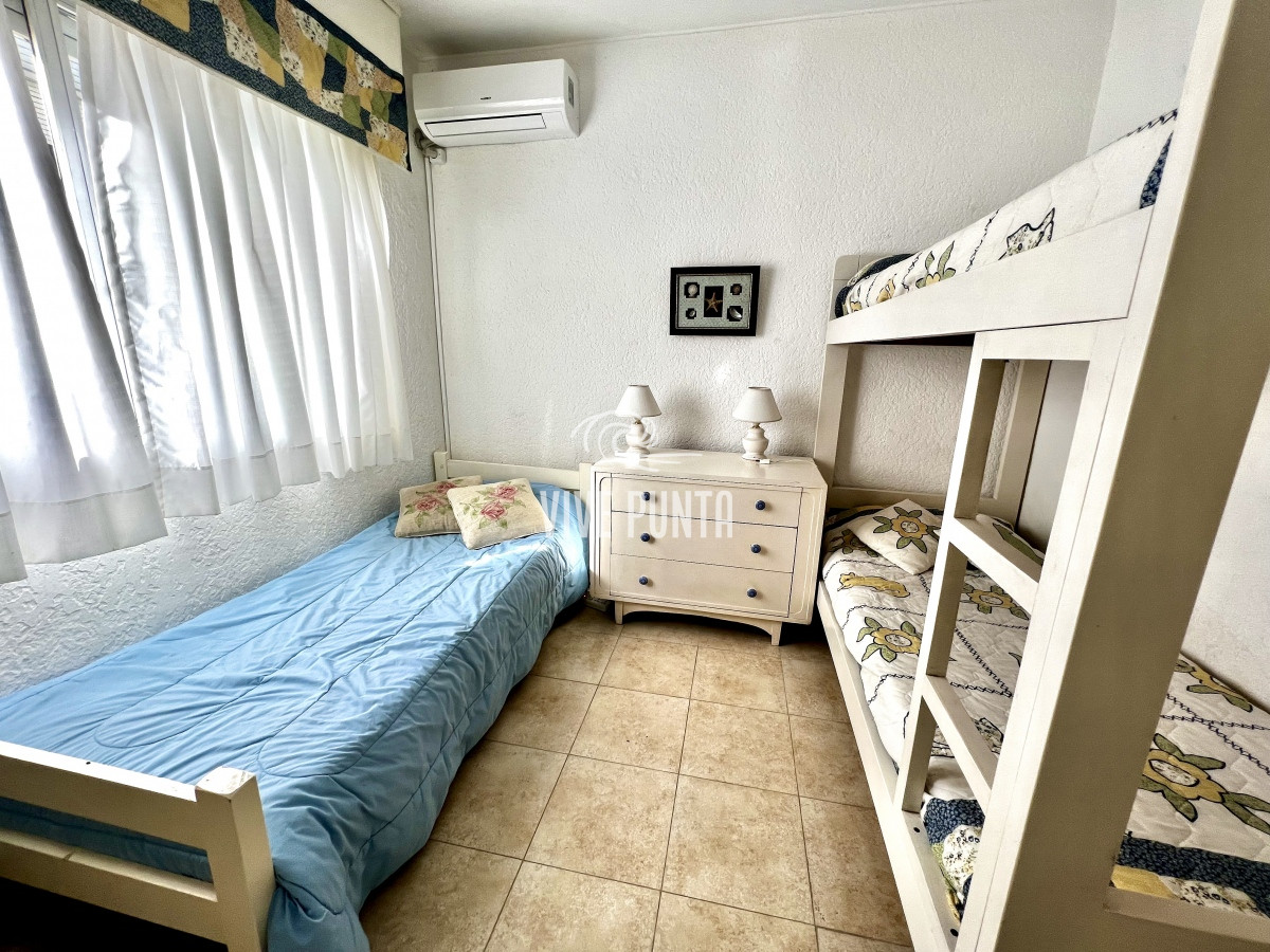 Apartamento ID.373 - 4 dormitorios, estufa a leña, ascensor, garaje en el corazón de la peninsula y a una cuadra del mar.