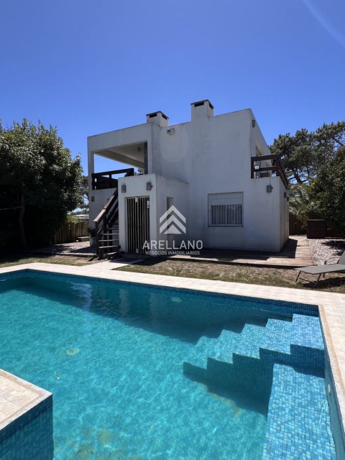 Casa ID.6120 - Venta Casa de diseño moderno, a pasos del mar; 3 dormitorios