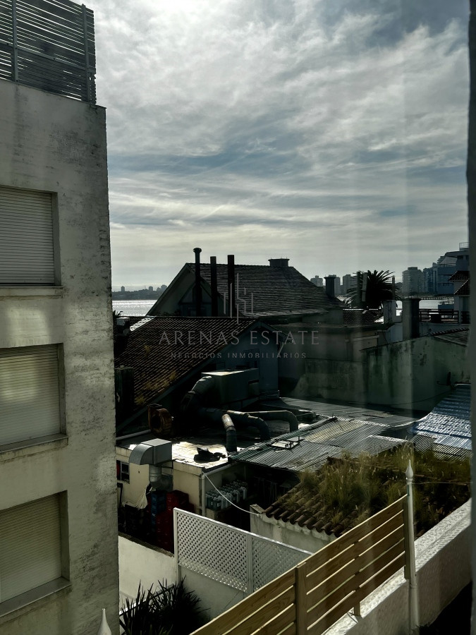 Apartamento ID.1414 - 4 dormitorios, estufa a leña, ascensor, garaje en el corazón de la peninsula y a una cuadra del mar.