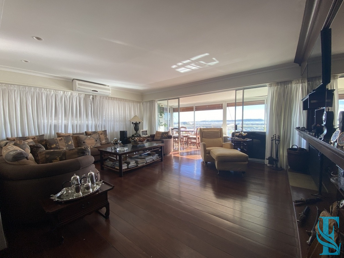 Apartamento ID.225 - Edificio Varadero. Puerto Puerto Punta del Este, 4 dormitorios 3 baños y toilette. Estufa a leña. 