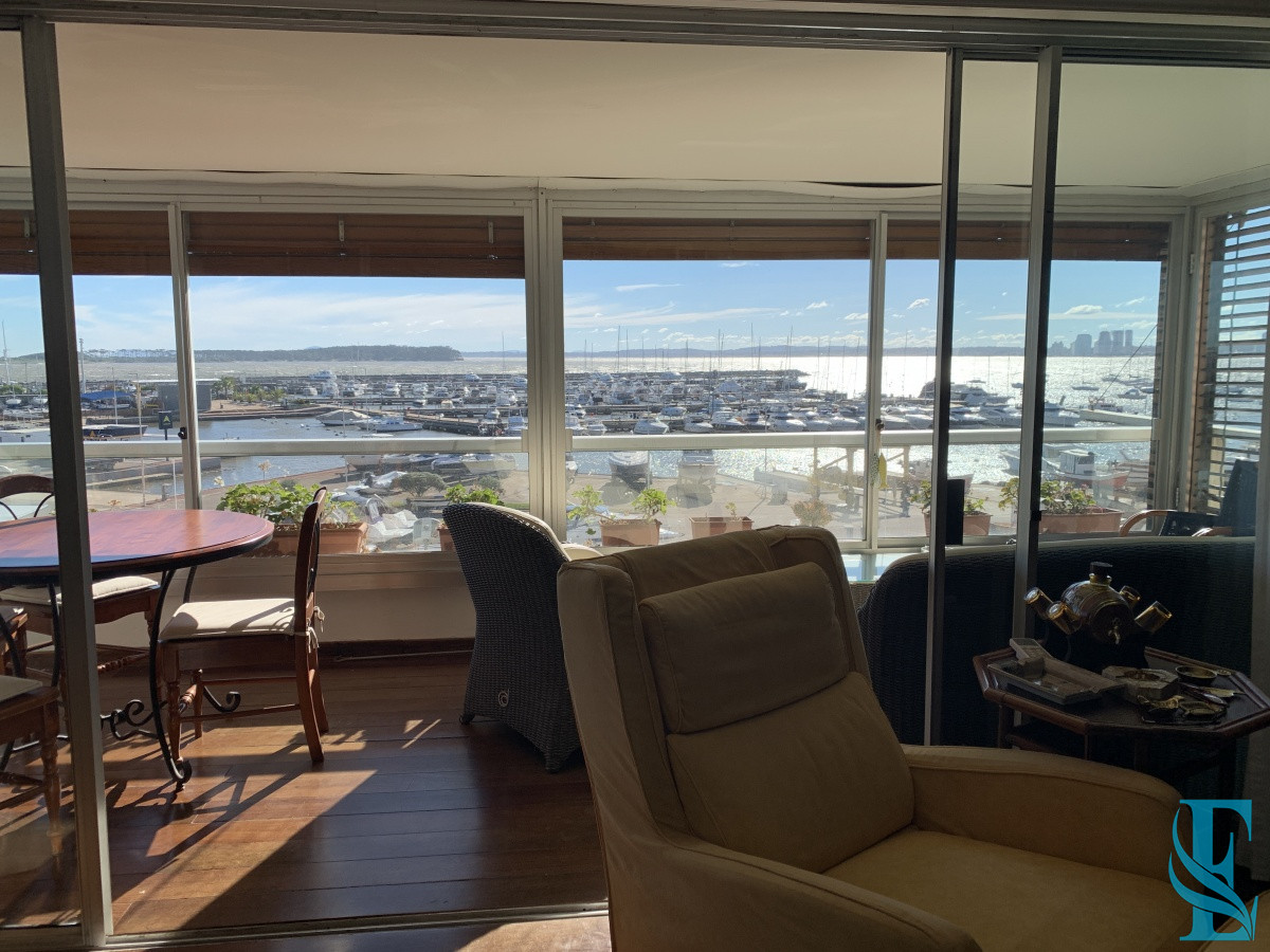 Apartamento ID.225 - Edificio Varadero. Puerto Puerto Punta del Este, 4 dormitorios 3 baños y toilette. Estufa a leña. 