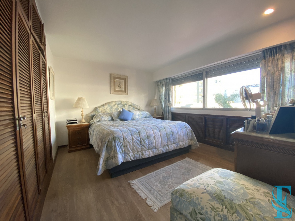 Apartamento ID.225 - Edificio Varadero. Puerto Puerto Punta del Este, 4 dormitorios 3 baños y toilette. Estufa a leña. 