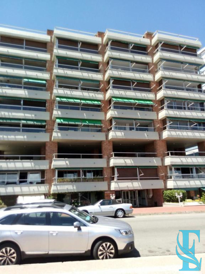 Apartamento ID.225 - Edificio Varadero. Puerto Puerto Punta del Este, 4 dormitorios 3 baños y toilette. Estufa a leña. 