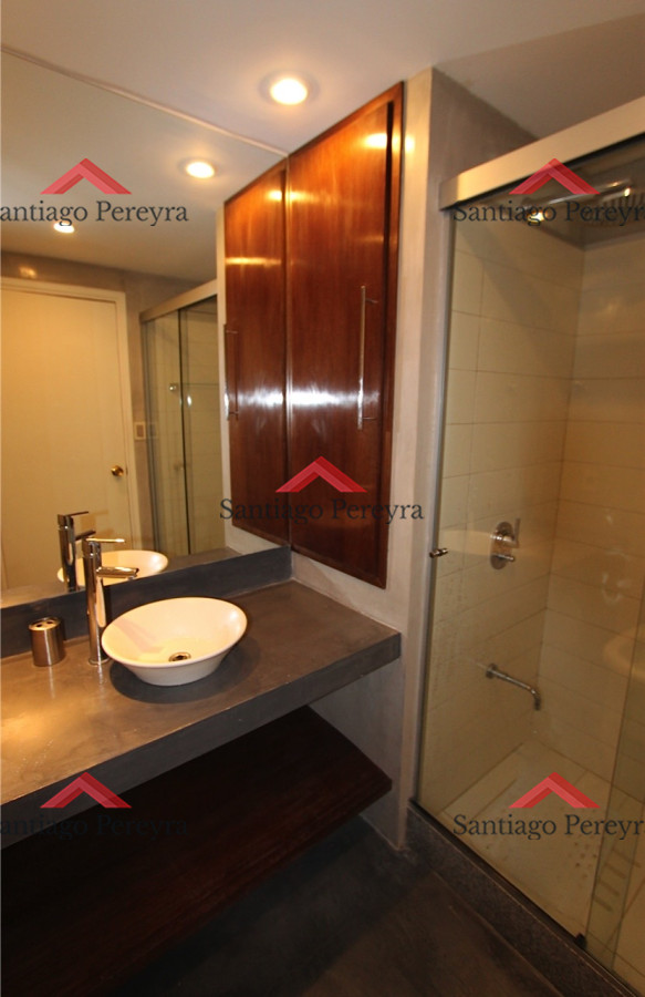 Apartamento ID.15967 - VENTA,1 dormitorio, 2 baños,  con amplio living comedor y vista al faro, mansa y brava