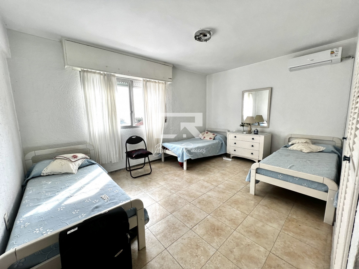Apartamento ID.241 - 4 dormitorios, estufa a leña, ascensor, garaje en el corazón de la peninsula y a una cuadra del mar.