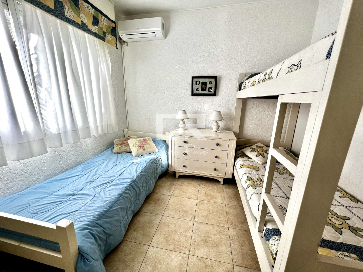 Apartamento ID.241 - 4 dormitorios, estufa a leña, ascensor, garaje en el corazón de la peninsula y a una cuadra del mar.