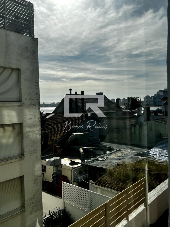 Apartamento ID.241 - 4 dormitorios, estufa a leña, ascensor, garaje en el corazón de la peninsula y a una cuadra del mar.