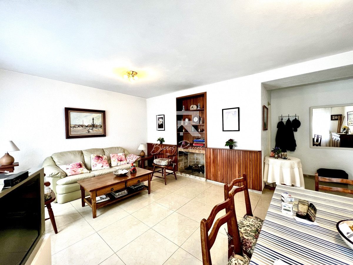 Apartamento ID.241 - 4 dormitorios, estufa a leña, ascensor, garaje en el corazón de la peninsula y a una cuadra del mar.