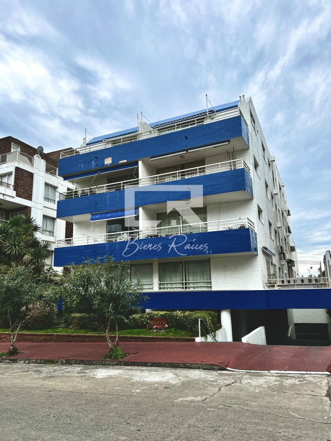 Apartamento ID.241 - 4 dormitorios, estufa a leña, ascensor, garaje en el corazón de la peninsula y a una cuadra del mar.