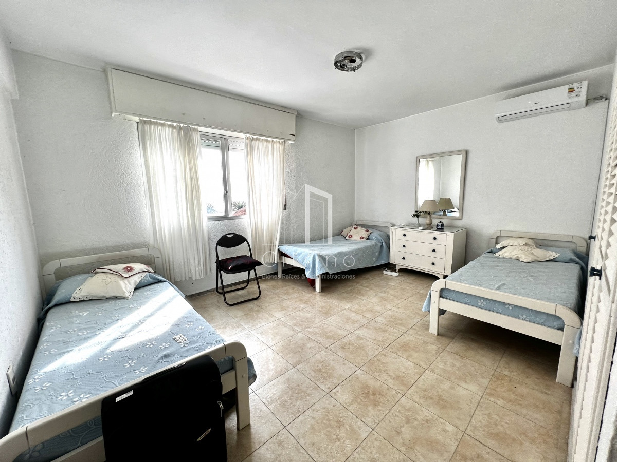 Apartamento ID.128 - 4 dormitorios, estufa a leña, ascensor, garage, a una cuadra del Mar.