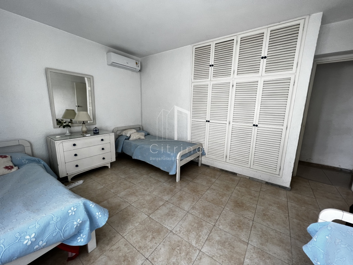Apartamento ID.128 - 4 dormitorios, estufa a leña, ascensor, garage, a una cuadra del Mar.