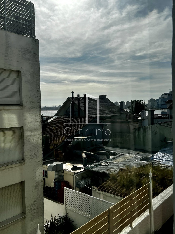 Apartamento ID.128 - 4 dormitorios, estufa a leña, ascensor, garage, a una cuadra del Mar.