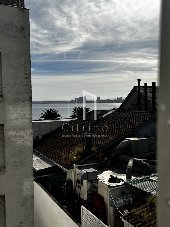 Apartamento ID.128 - 4 dormitorios, estufa a leña, ascensor, garage, a una cuadra del Mar.