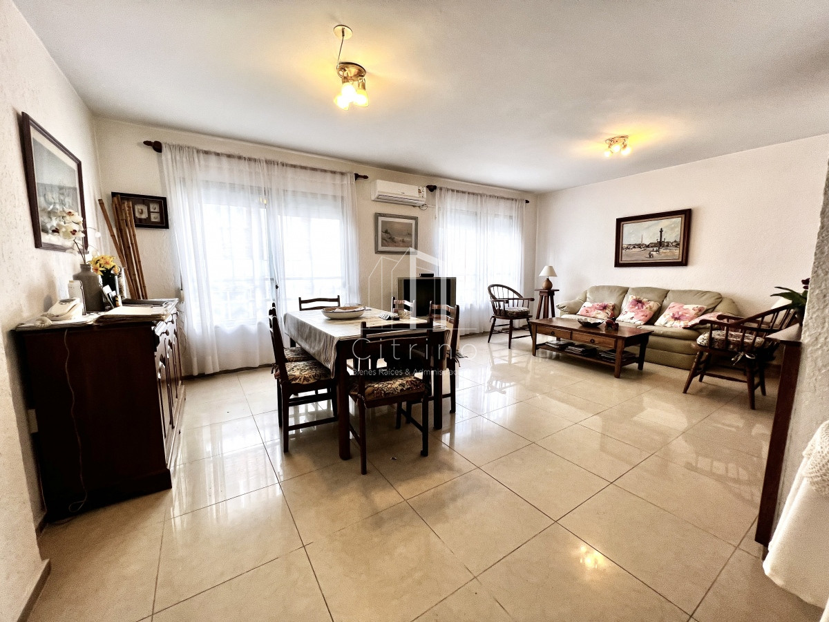 Apartamento ID.128 - 4 dormitorios, estufa a leña, ascensor, garage, a una cuadra del Mar.