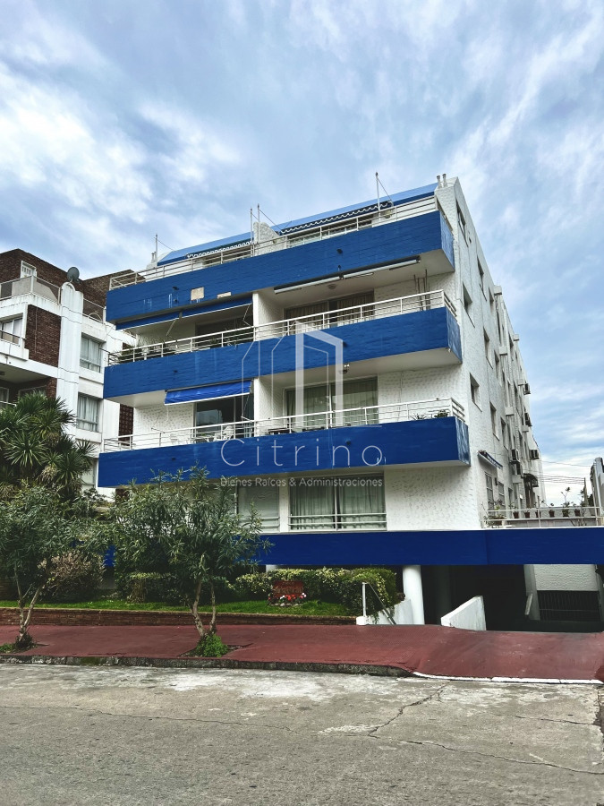 Apartamento ID.128 - 4 dormitorios, estufa a leña, ascensor, garage, a una cuadra del Mar.