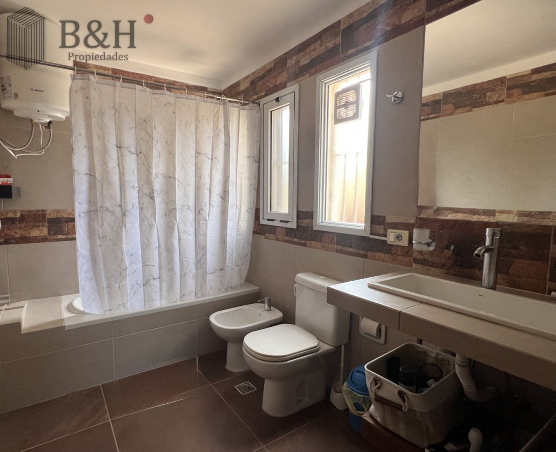 Casa ID.6784 - Venta en Exclusividad, Casa de diseño moderno, a pasos del mar; 3dormitorios; 3 baños; piscina; garaje cerrado, aire acondicionado, cercada.