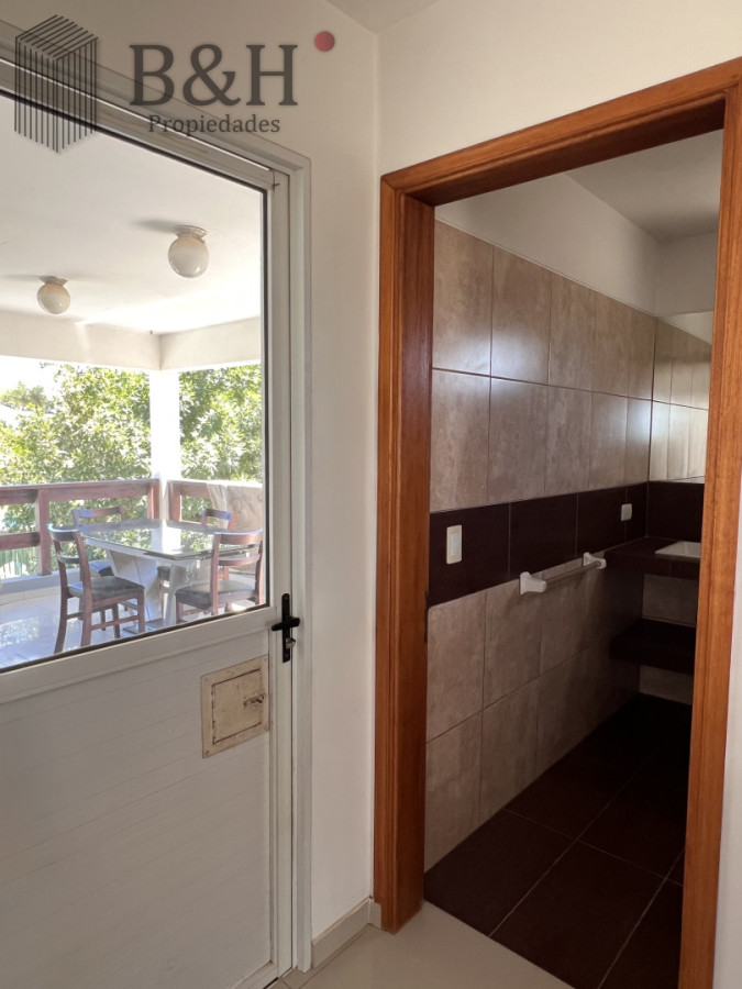 Casa ID.6784 - Venta en Exclusividad, Casa de diseño moderno, a pasos del mar; 3dormitorios; 3 baños; piscina; garaje cerrado, aire acondicionado, cercada.