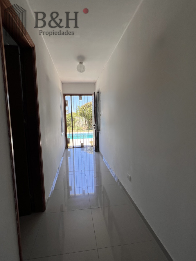 Casa ID.6784 - Venta en Exclusividad, Casa de diseño moderno, a pasos del mar; 3dormitorios; 3 baños; piscina; garaje cerrado, aire acondicionado, cercada.