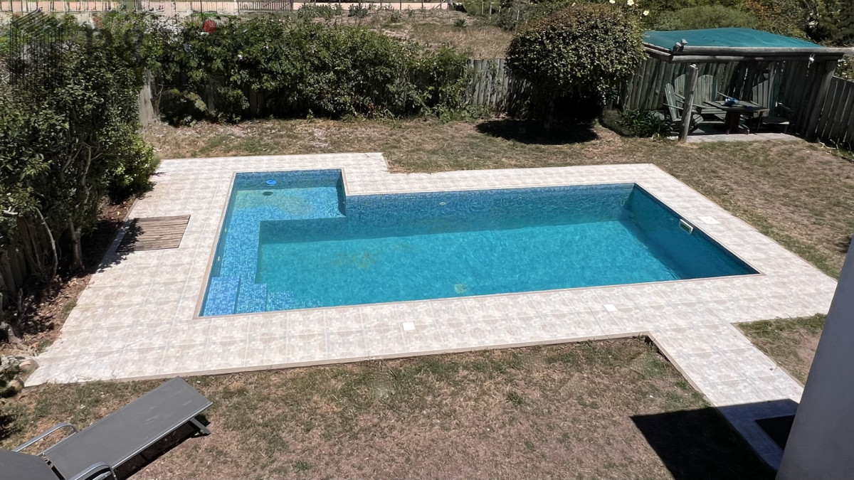 Casa ID.6784 - Venta en Exclusividad, Casa de diseño moderno, a pasos del mar; 3dormitorios; 3 baños; piscina; garaje cerrado, aire acondicionado, cercada.