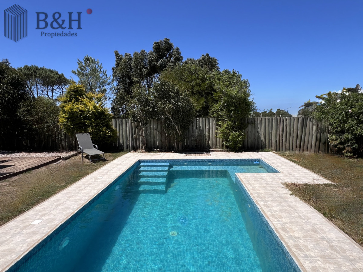 Casa ID.6784 - Venta en Exclusividad, Casa de diseño moderno, a pasos del mar; 3dormitorios; 3 baños; piscina; garaje cerrado, aire acondicionado, cercada.