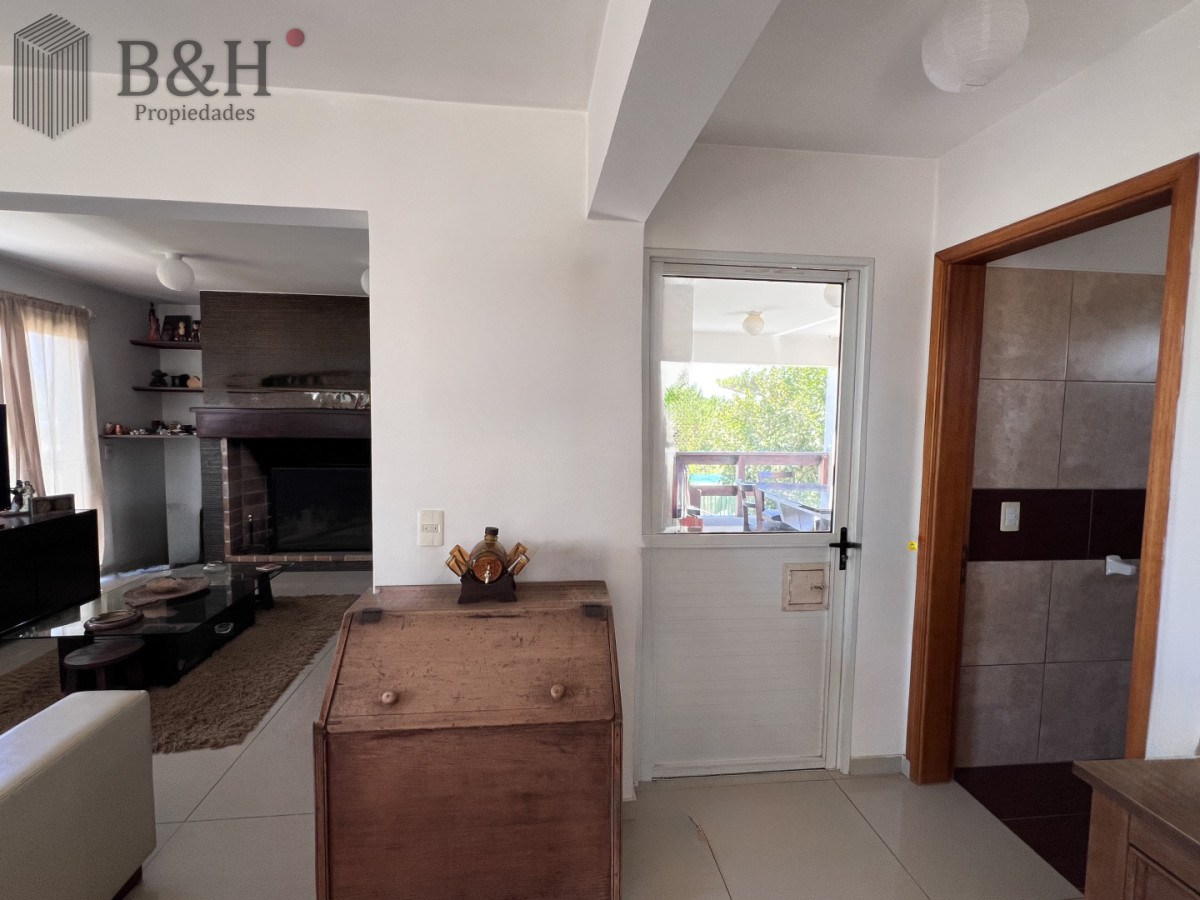 Casa ID.6784 - Venta en Exclusividad, Casa de diseño moderno, a pasos del mar; 3dormitorios; 3 baños; piscina; garaje cerrado, aire acondicionado, cercada.