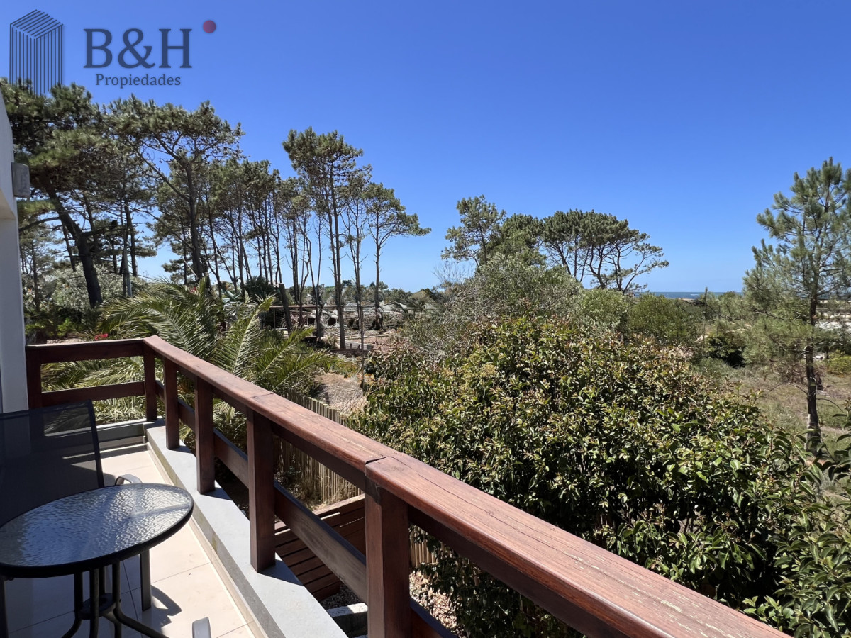 Casa ID.6784 - Venta en Exclusividad, Casa de diseño moderno, a pasos del mar; 3dormitorios; 3 baños; piscina; garaje cerrado, aire acondicionado, cercada.
