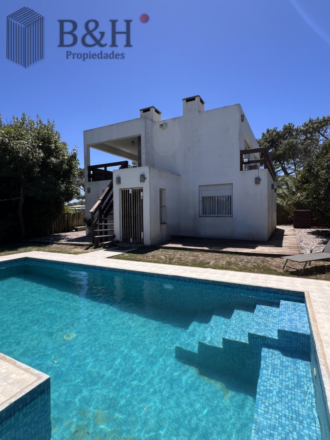 Casa ID.6784 - Venta en Exclusividad, Casa de diseño moderno, a pasos del mar; 3dormitorios; 3 baños; piscina; garaje cerrado, aire acondicionado, cercada.