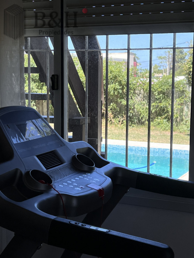 Casa ID.6784 - Venta en Exclusividad, Casa de diseño moderno, a pasos del mar; 3dormitorios; 3 baños; piscina; garaje cerrado, aire acondicionado, cercada.