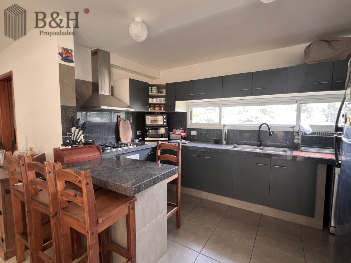 Casa ID.6784 - Venta en Exclusividad, Casa de diseño moderno, a pasos del mar; 3dormitorios; 3 baños; piscina; garaje cerrado, aire acondicionado, cercada.