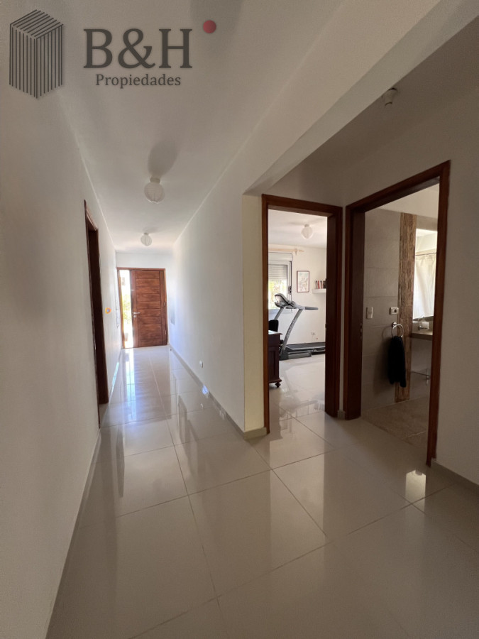 Casa ID.6784 - Venta en Exclusividad, Casa de diseño moderno, a pasos del mar; 3dormitorios; 3 baños; piscina; garaje cerrado, aire acondicionado, cercada.