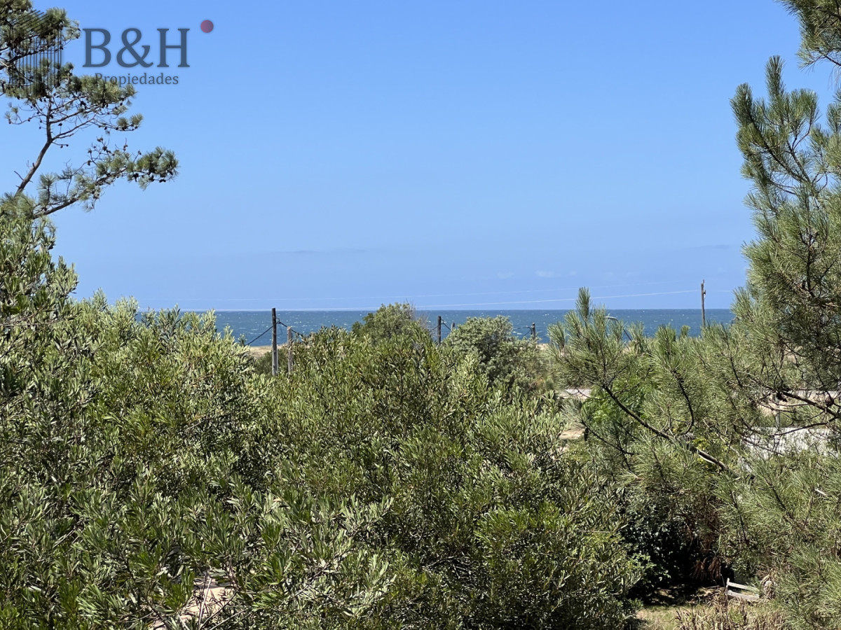 Casa ID.6784 - Venta en Exclusividad, Casa de diseño moderno, a pasos del mar; 3dormitorios; 3 baños; piscina; garaje cerrado, aire acondicionado, cercada.