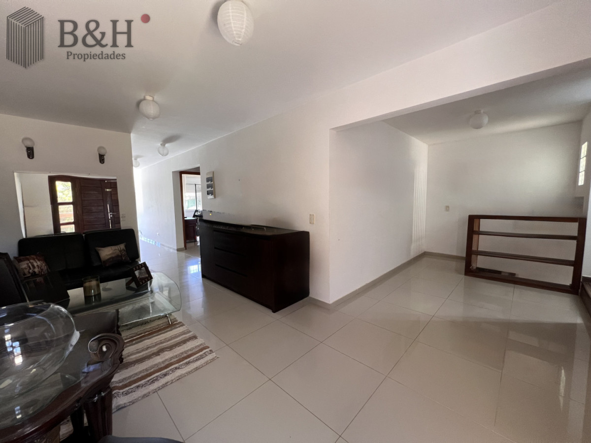 Casa ID.6784 - Venta en Exclusividad, Casa de diseño moderno, a pasos del mar; 3dormitorios; 3 baños; piscina; garaje cerrado, aire acondicionado, cercada.