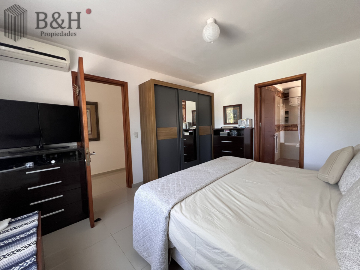 Casa ID.6784 - Venta en Exclusividad, Casa de diseño moderno, a pasos del mar; 3dormitorios; 3 baños; piscina; garaje cerrado, aire acondicionado, cercada.