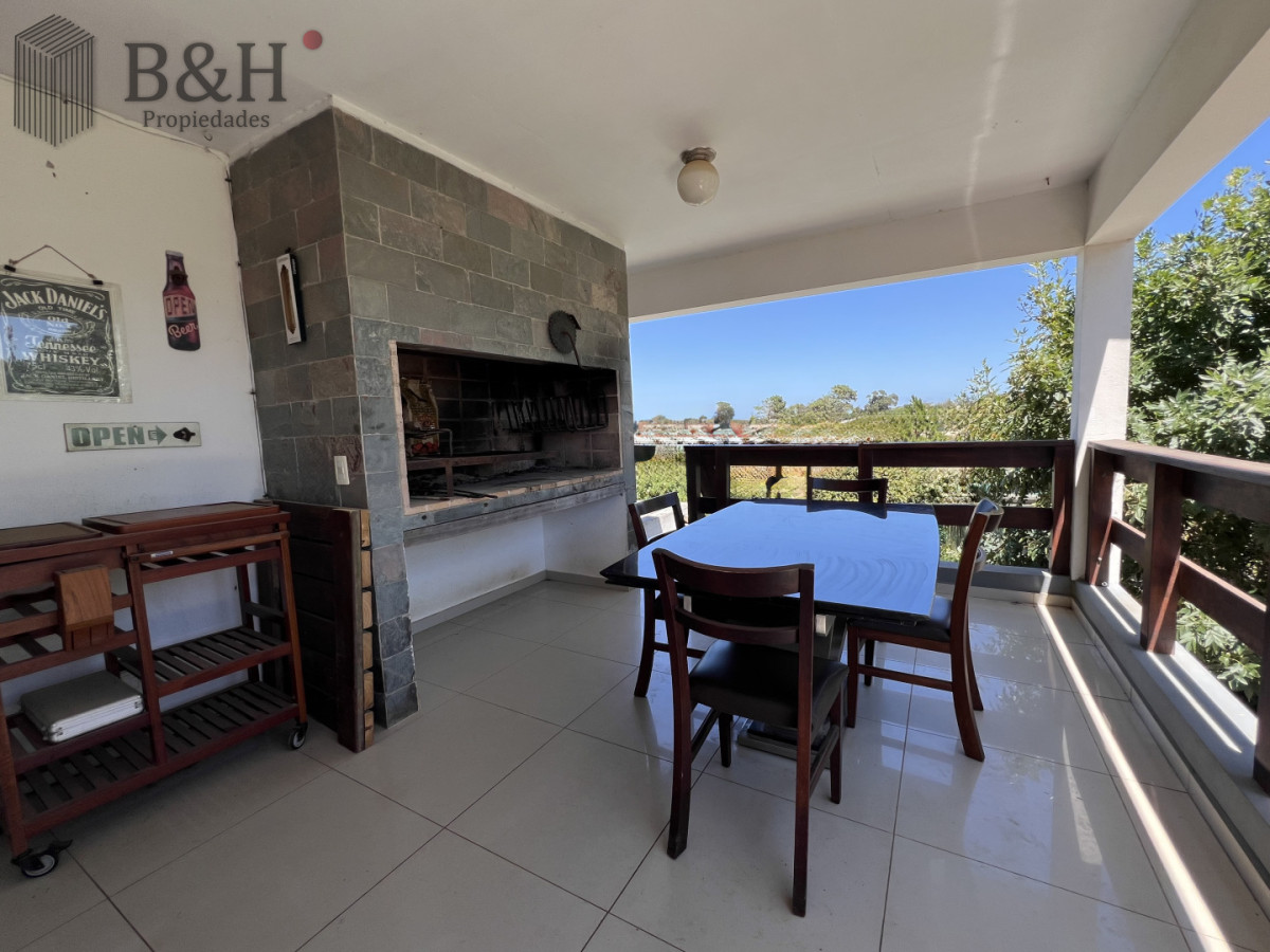 Casa ID.6784 - Venta en Exclusividad, Casa de diseño moderno, a pasos del mar; 3dormitorios; 3 baños; piscina; garaje cerrado, aire acondicionado, cercada.