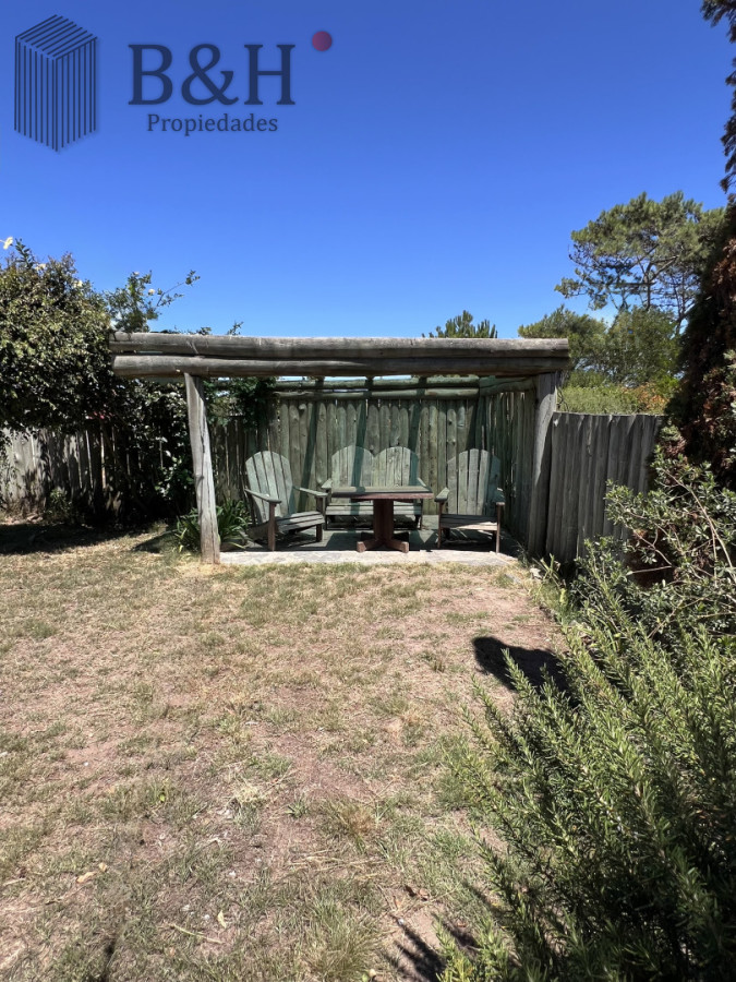 Casa ID.6784 - Venta en Exclusividad, Casa de diseño moderno, a pasos del mar; 3dormitorios; 3 baños; piscina; garaje cerrado, aire acondicionado, cercada.